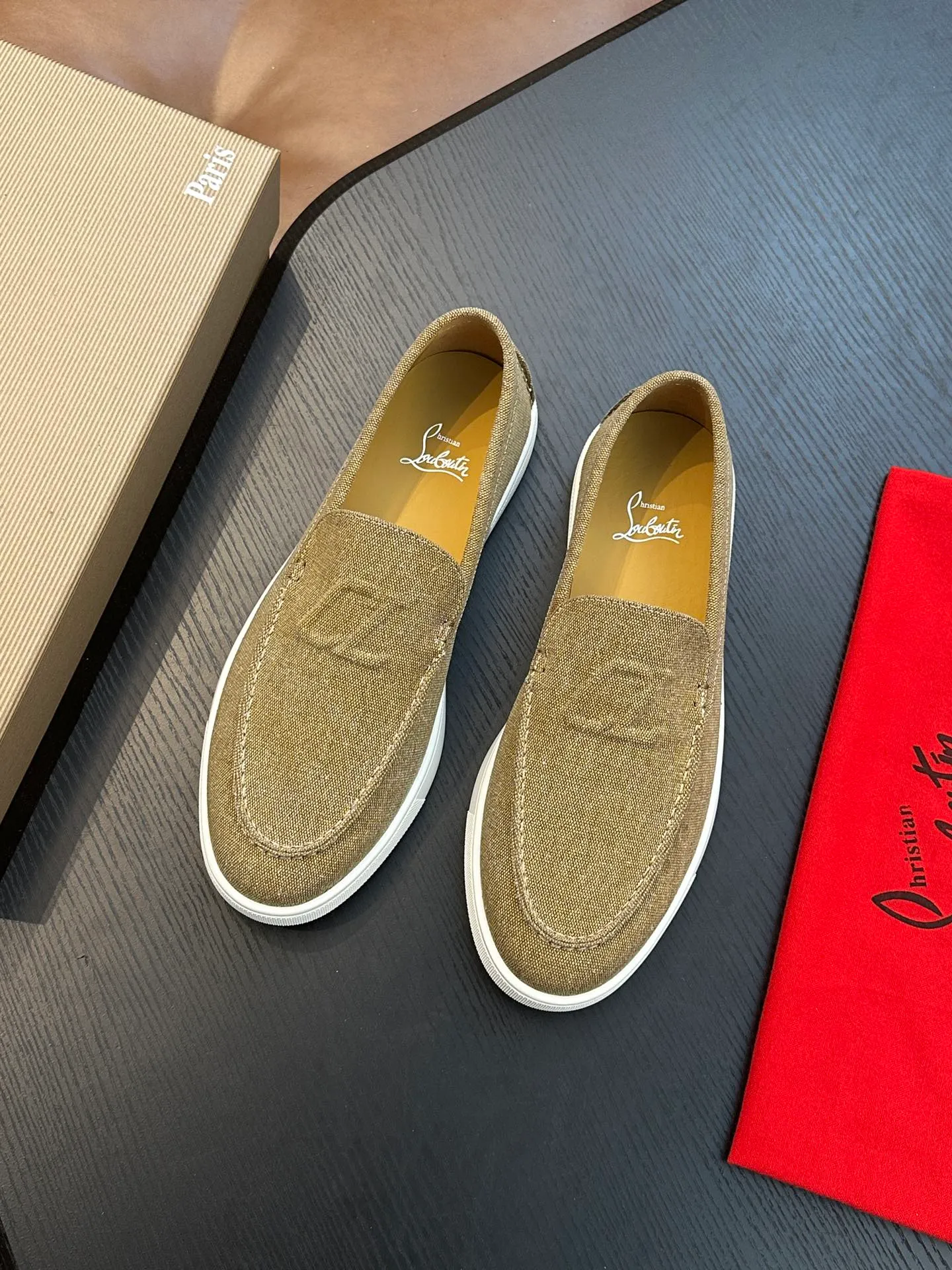 P760💰Christian Louboutin (red-soled shoes) Italian men’s casual sneakers are shipped! Each pair of shoes from this Italian handmade shoe brand has a simple and classic design, which is very comfortable and versatile! The upper fabric of this shoe is made of imported cowhide, with high-end and comfortable cowhide lining! The outsole is made of original rubber bottom sheets and is lined with cowhide! Brand-specific molded footbed, exclusive private mold control! Original box packaging, with shoe storage bag! 39 40 41 42 43 44 (38 45 46 customized)